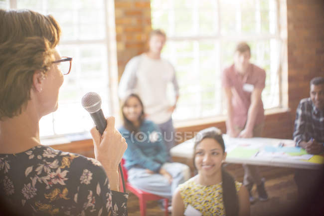 Audiência ouvindo palestrante no centro comunitário — Fotografia de Stock