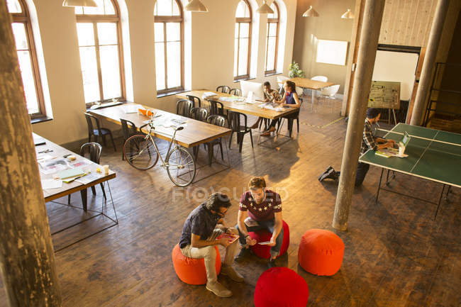 Креативні бізнесмени зустрічаються в сучасному офісі — стокове фото