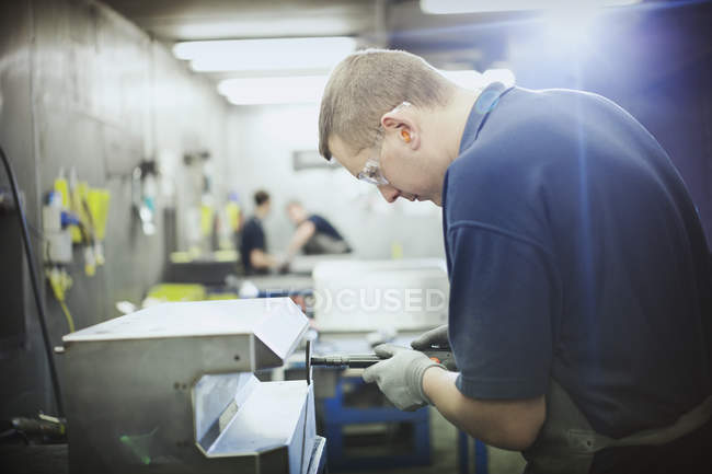Travailleur utilisant des machines dans une usine d'acier — Photo de stock