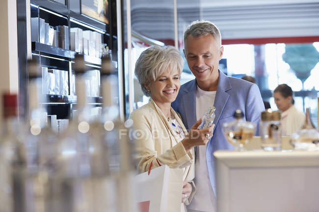 Couple shopping pour parfum et eau de Cologne dans la boutique — Photo de stock