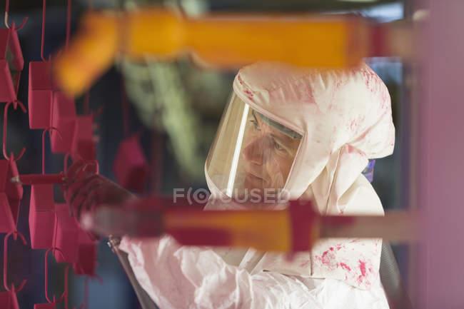 Trabalhador pintura de aço vermelho na fábrica de aço — Fotografia de Stock
