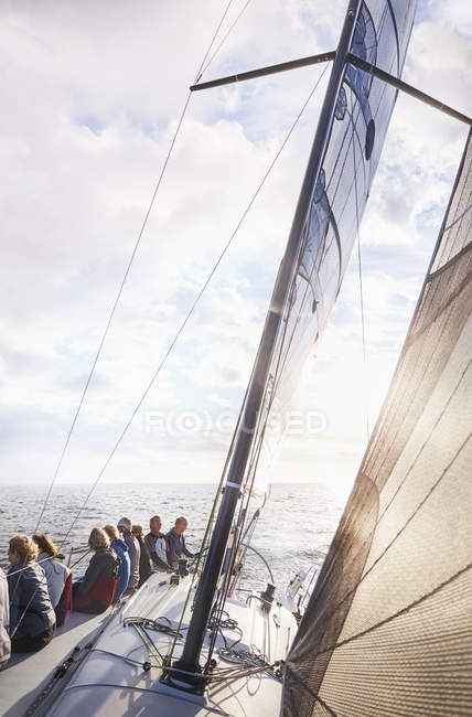Vista panorámica de amigos navegando en el océano soleado - foto de stock