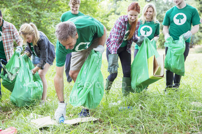 Добровольцы-экологи собирают мусор — стоковое фото