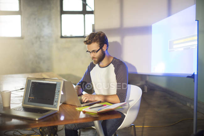 Empresário casual preparando apresentação audiovisual no escritório — Fotografia de Stock