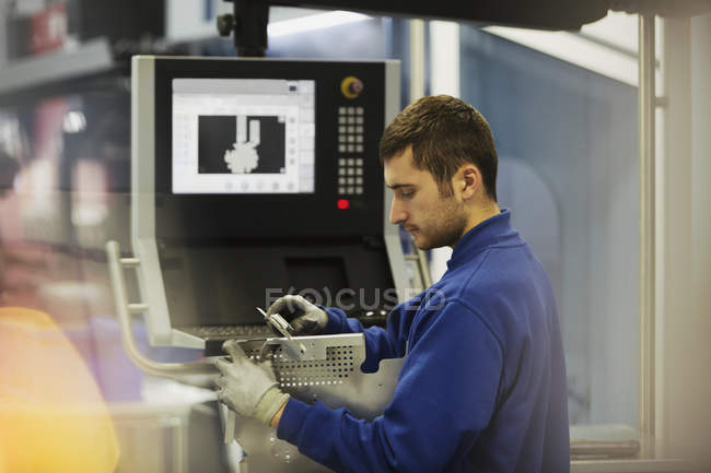Ispezione dell'acciaio operaio al pannello di controllo in fabbrica d'acciaio — Foto stock