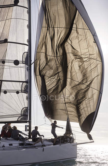 Vue panoramique de l'homme ajustant voile sur voilier — Photo de stock