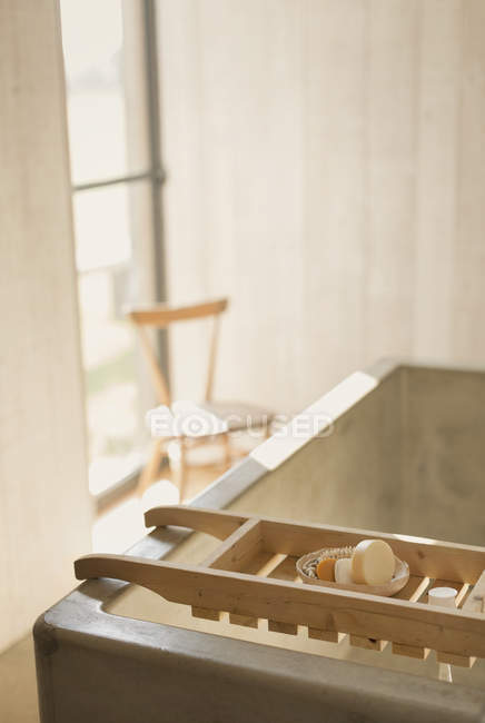 Vasca da bagno in casa vetrina bagno — Foto stock