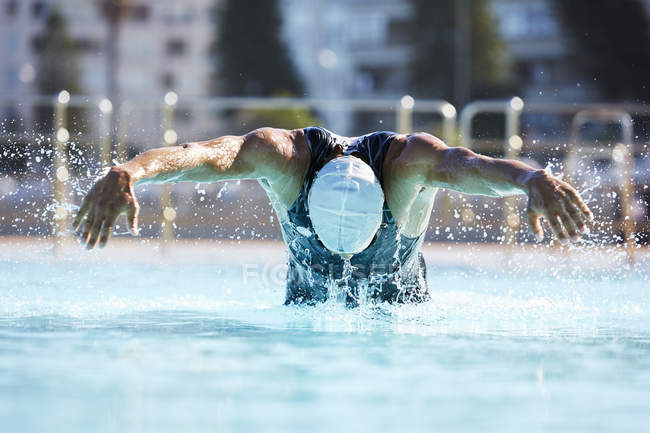 Maschio nuotatore atleta farfalla ictus piscina — Foto stock