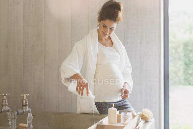 Вагітна жінка готує бульбашкову ванну — стокове фото