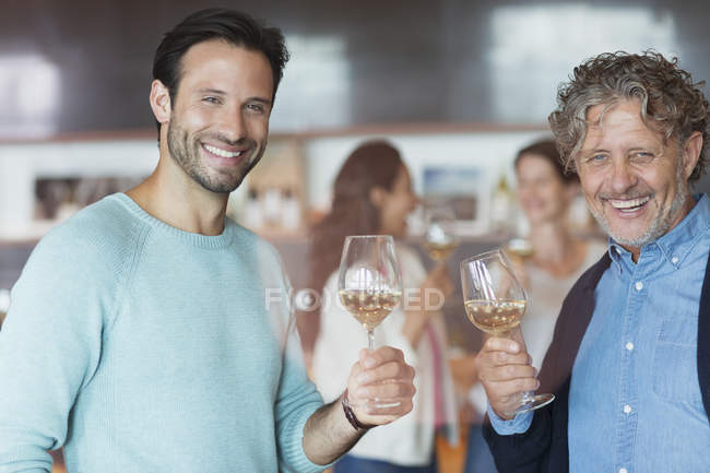Портрет усміхнених чоловіків дегустація вина в дегустаційній залі — стокове фото
