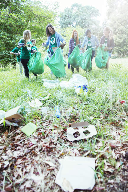 Добровольцы-экологи собирают мусор в поле — стоковое фото