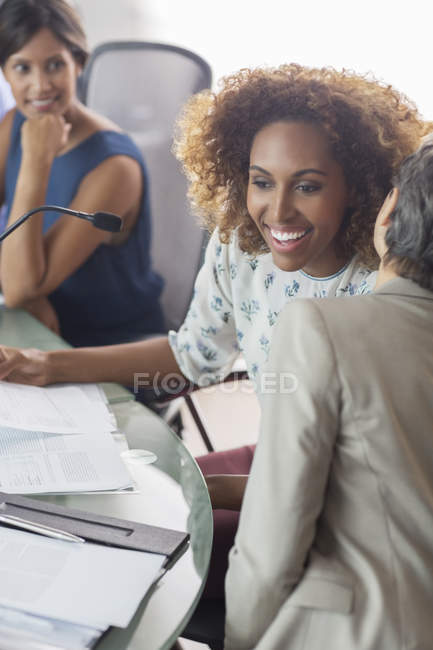 Молодая деловая женщина внимательно слушает своего старшего коллегу во время деловой встречи — стоковое фото