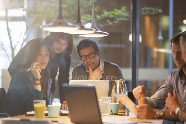 Geschäftsleute nutzen Laptop in Büro-Besprechung — Stockfoto