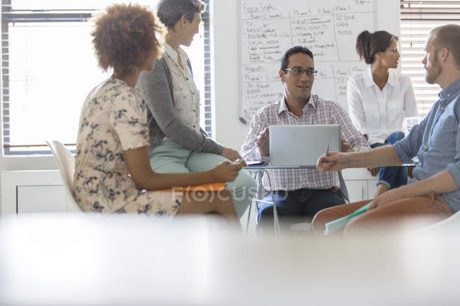 Les gens qui se rencontrent dans un bureau moderne — Photo de stock