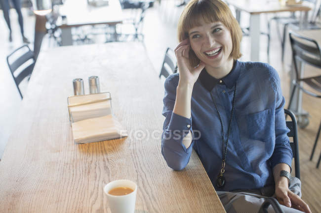 Geschäftsfrau lacht am Cafeteria-Tisch — Stockfoto