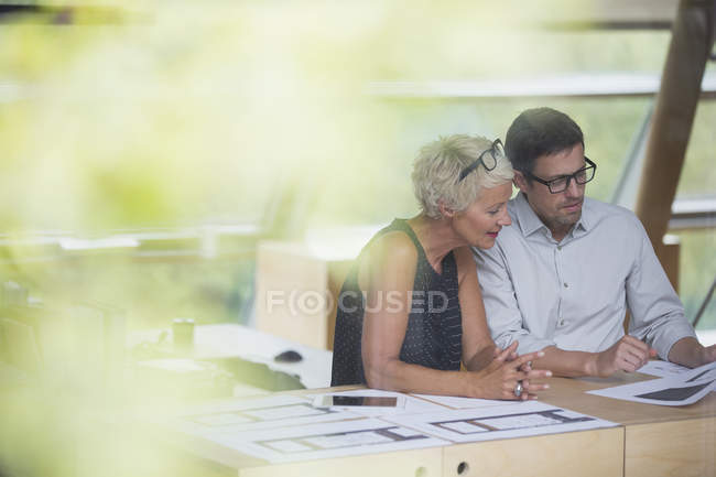 Empresários que trabalham em conjunto no escritório — Fotografia de Stock