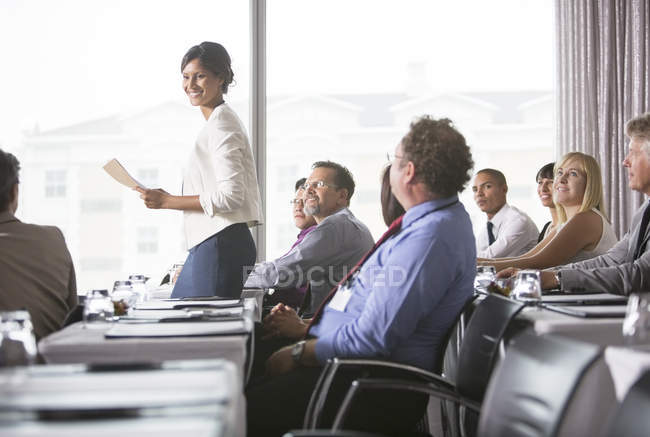 Retrato de empresária dando apresentação no escritório — Fotografia de Stock