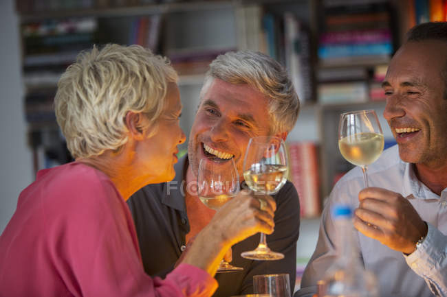 Amigos mayores bebiendo vino - foto de stock