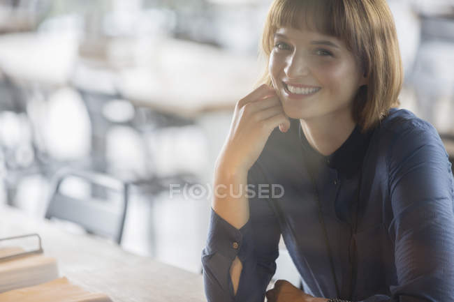 Geschäftsfrau lächelt in Cafeteria — Stockfoto