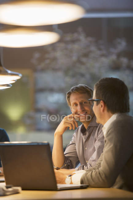 Les hommes d'affaires parlent en réunion de bureau — Photo de stock