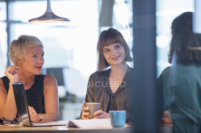 Деловые женщины разговаривают на совещании — стоковое фото