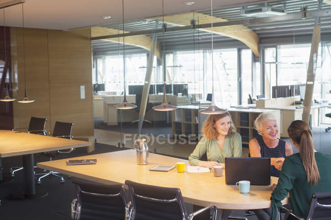 Donne d'affari che si stringono la mano in riunione d'ufficio — Foto stock