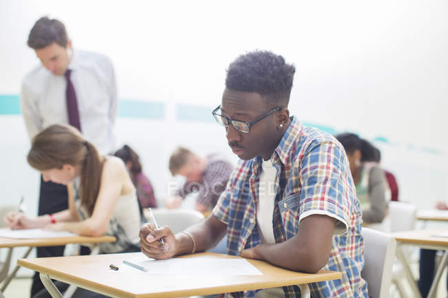Estudantes escrevendo seu exame GCSE — Fotografia de Stock