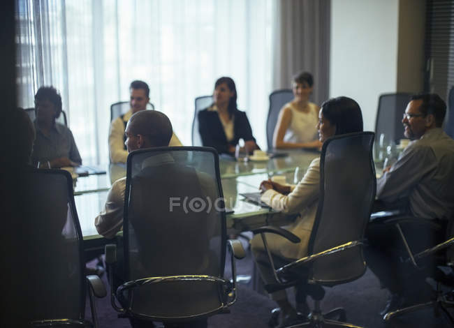 Gente de negocios asistiendo a la reunión en sala de conferencias - foto de stock