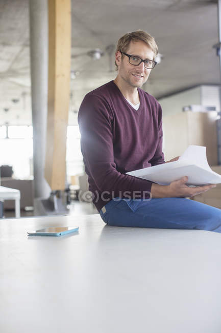Бізнесмен читає документи в офісі — стокове фото