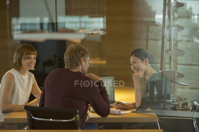 Negócios falando em reunião de escritório — Fotografia de Stock