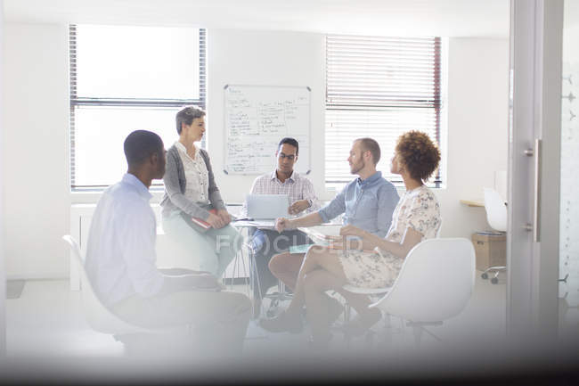 Equipe que tem reunião no escritório moderno — Fotografia de Stock