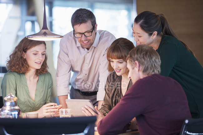 Empresários usando tablet digital em reunião de escritório — Fotografia de Stock
