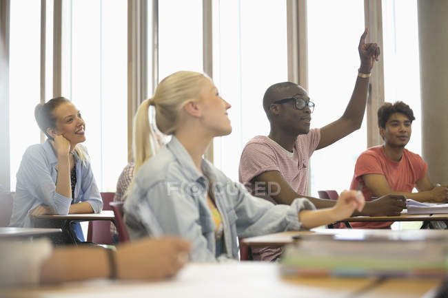 Estudiantes universitarios escuchando atentamente en el seminario - foto de stock