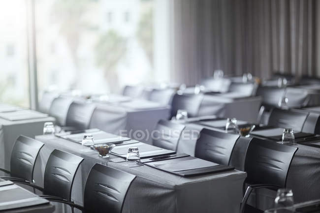 Vue de la salle de conférence vide avec tables — Photo de stock