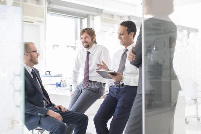 Des hommes d'affaires se réunissant dans un bureau moderne — Photo de stock