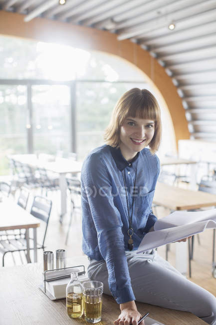 Femme d'affaires souriant à la cafétéria — Photo de stock