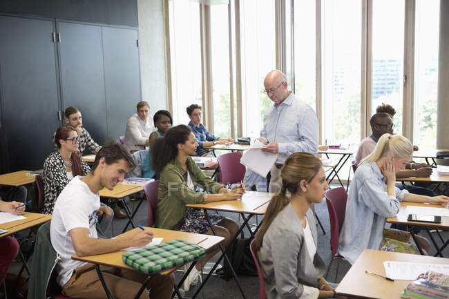 Estudantes universitários que recebem resultados de testes do professor — Fotografia de Stock