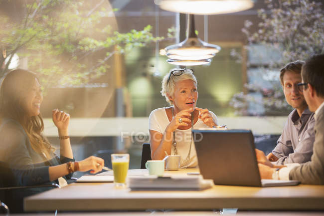 Gente de negocios hablando en reunión de oficina - foto de stock