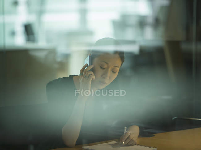 Безробітна жінка розмовляє по мобільному телефону в офісі. — стокове фото