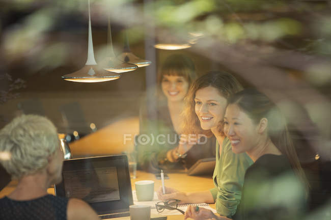 Mulheres de negócios conversando em reunião de escritório — Fotografia de Stock