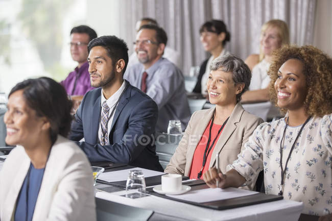 Grupo de pessoas sentadas e ouvindo o discurso durante o seminário — Fotografia de Stock