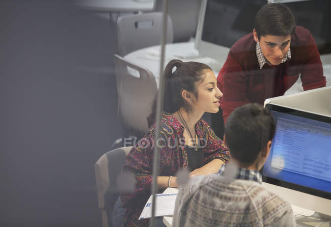 Студенты во время урока информационных технологий — стоковое фото