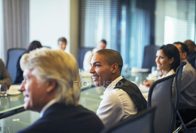 Усміхнений бізнесмен відвідує ділову зустріч у конференц-залі — стокове фото