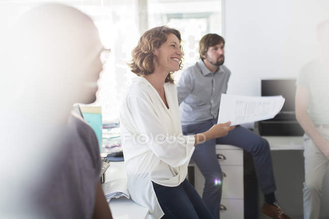 Equipe que tem reunião no escritório moderno — Fotografia de Stock