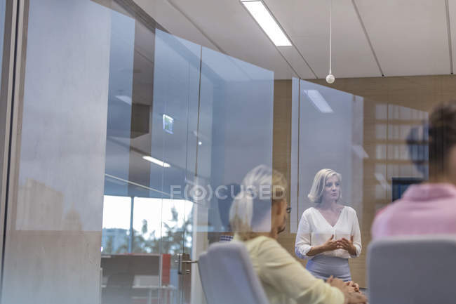 Geschäftsfrau leitet Treffen im Konferenzraum — Stockfoto