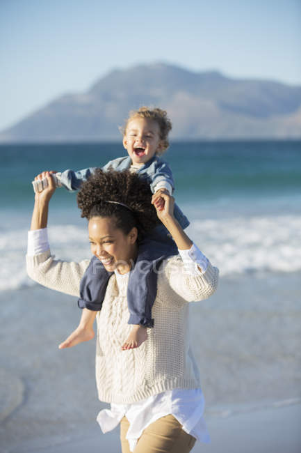 Mère et fille jouant sur la plage — Photo de stock