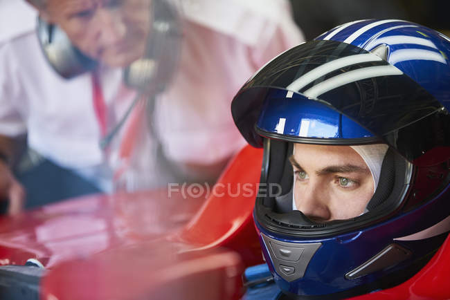 Formule ciblée un pilote de voiture de course portant un casque — Photo de stock