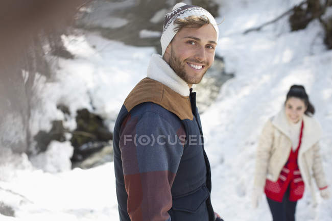 Retrato de casal sorridente na neve — Fotografia de Stock