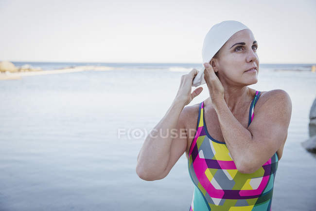 Жіночий активний плавець, дивлячись на берег — стокове фото
