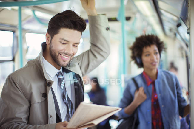 Uomo d'affari che legge il giornale in treno — Foto stock